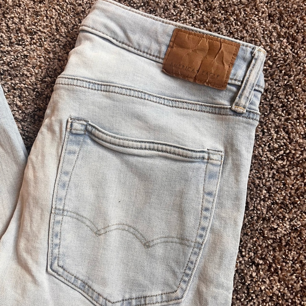 American Eagle Men’s Slim Fit Light Wash Denim Jeans - Picture 4 of 8